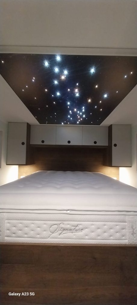 chambre semi-remorque aménagée chambre plafond étoilé semi-remorque