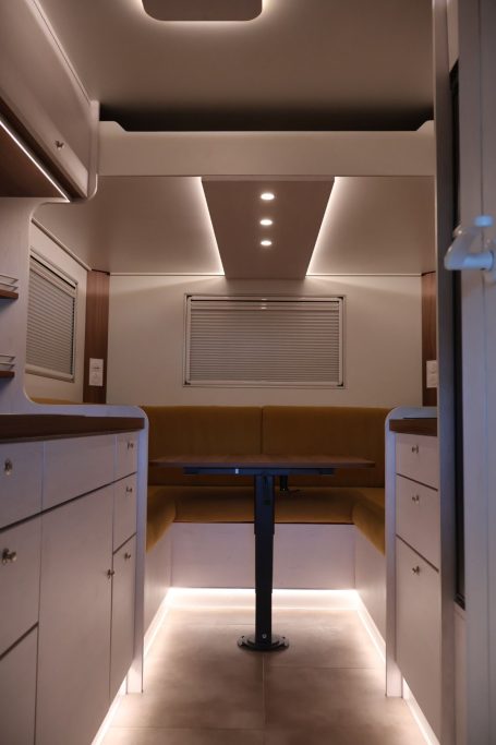 aménagement intérieur camion 4X4 cuisine et pièce de vie camion 4X4